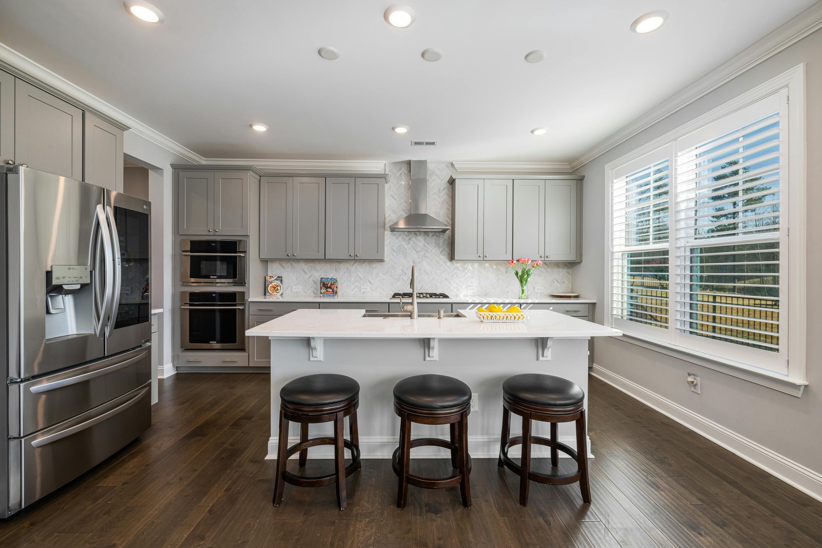 Cuisine rénovée peinture gris perle